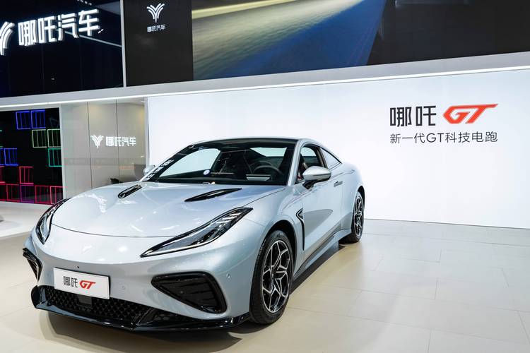 成都137哪吒汽车在智能汽车领域的表现，领途汽车在新能源汽车市场中的影响力